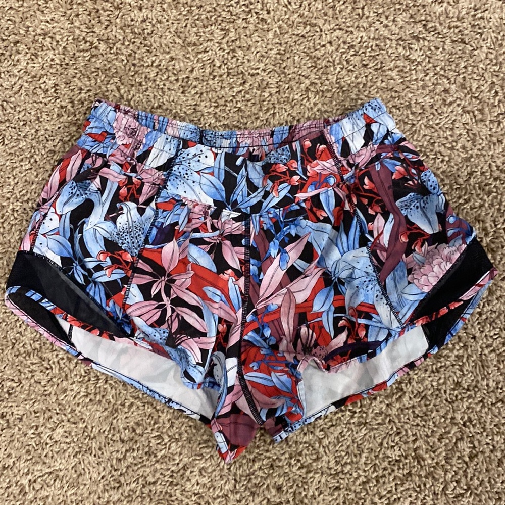 Lululemon hottie hot shorts size 6